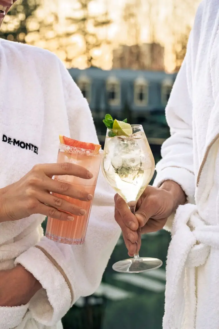 Coppia in accappatoio che sorseggia un aperitivo al QC Terme Milano.