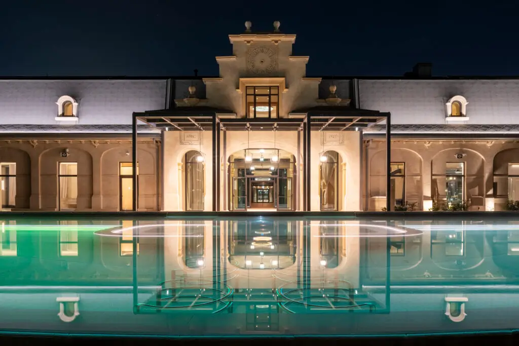 De Montel Terme Milano illuminato con piscina riflettente di notte