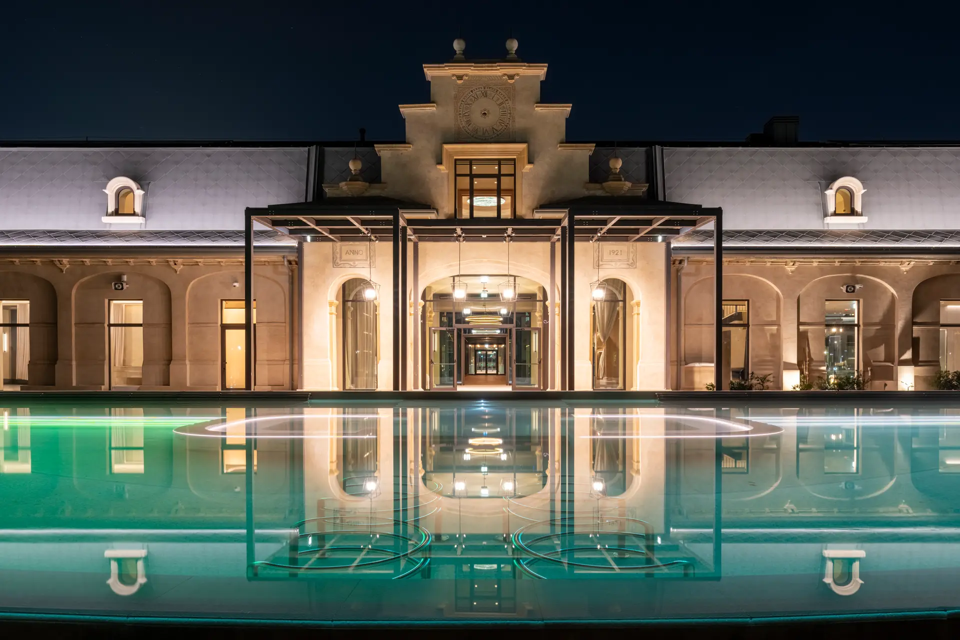 De Montel Terme Milano illuminato con piscina riflettente di notte