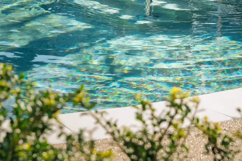 Acqua frizzante della piscina di una spa giornaliera, perfetta per un'esperienza di benessere.