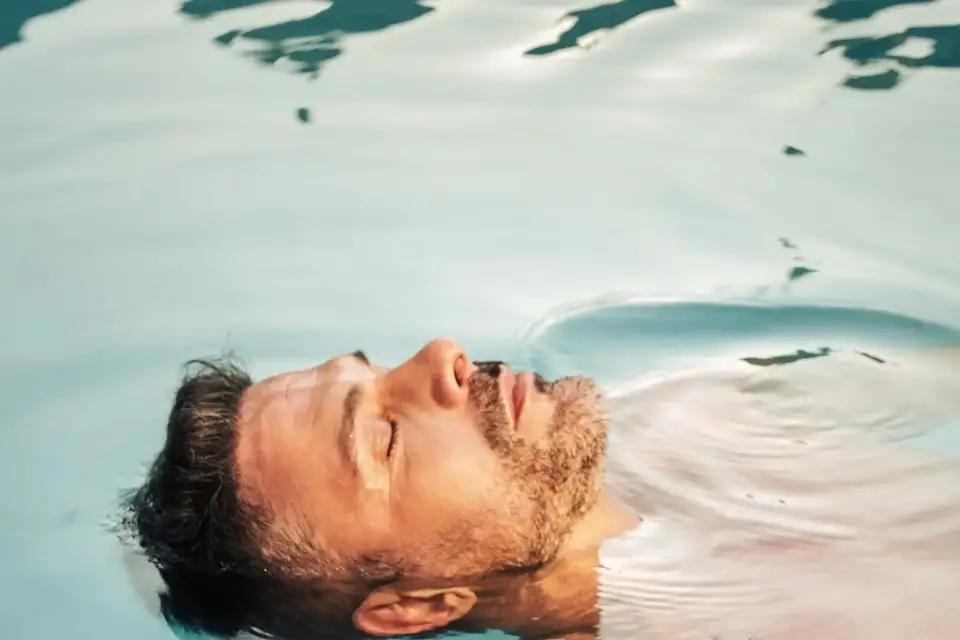 Uomo che si rilassa in una spa, godendosi una giornata di benessere.