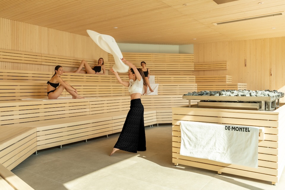 Donne che si rilassano in una lussuosa spa in legno, godendosi l'esperienza del benessere termale.