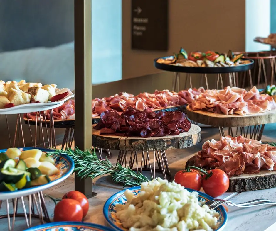 Un sontuoso aperitivo milanese con salumi, formaggi e verdure.