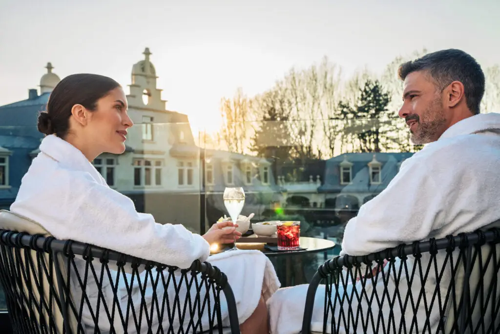 Coppia in accappatoio con aperitivo a Milano