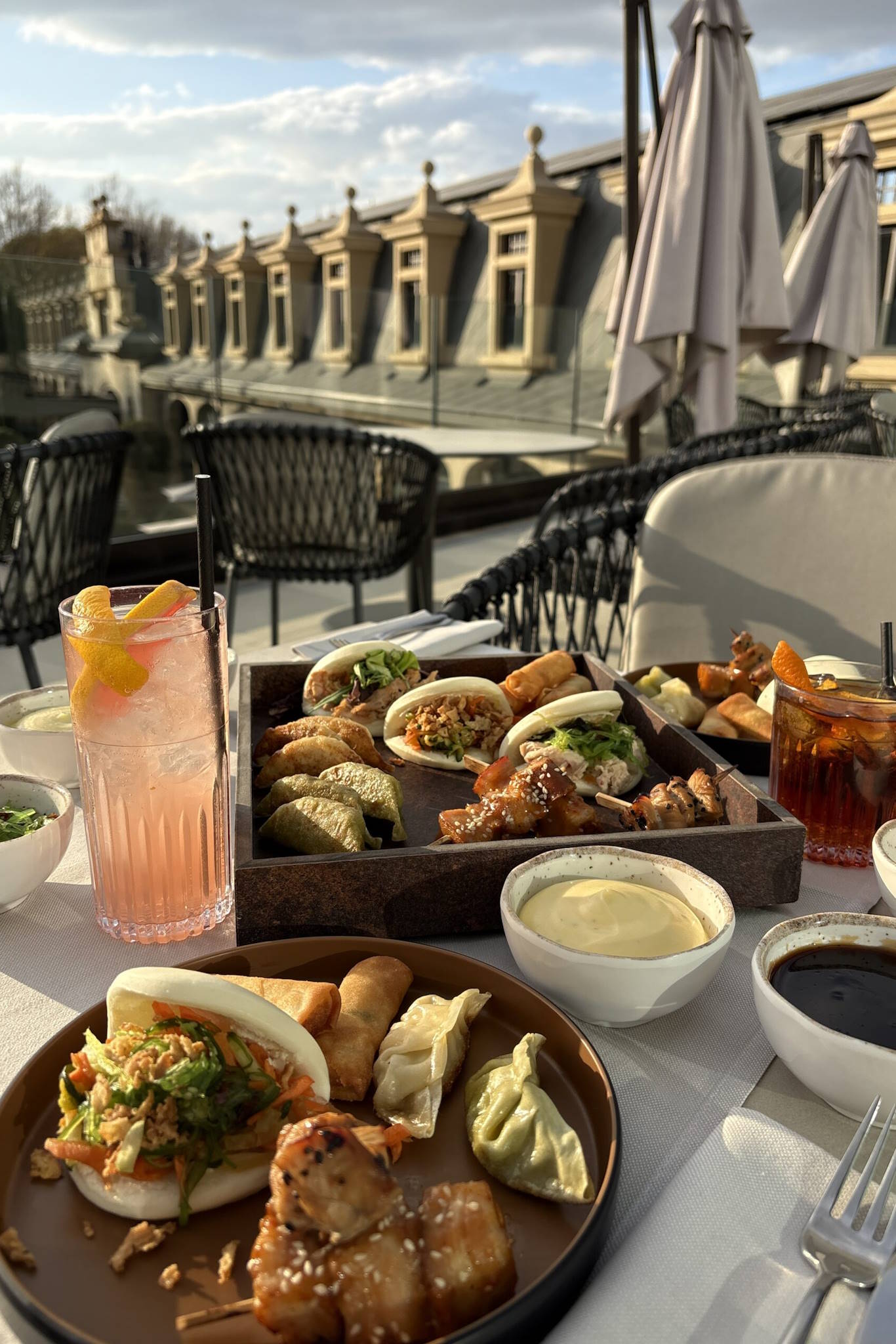Aperitivo a Milano: tavola imbandita con cibo asiatico e cocktail