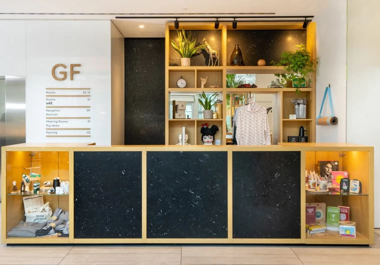 Reception hotel con indicazioni per stanze e sale riunioni.