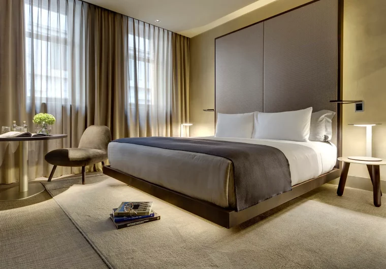 Camera da letto moderna con letto king-size, comodini e tende eleganti.