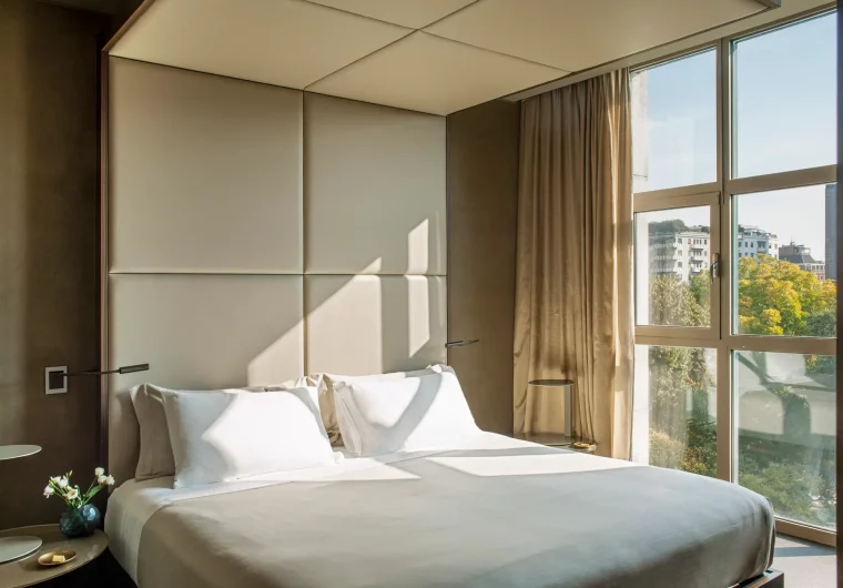 Interno di camera d'albergo di lusso con letto king-size e vista sulla città