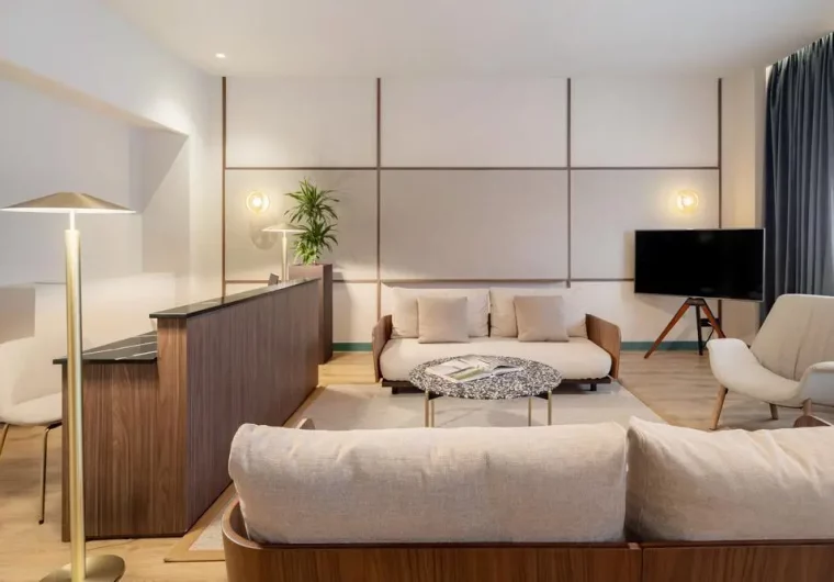 Lobby hotel moderno con divano, tavolino e reception