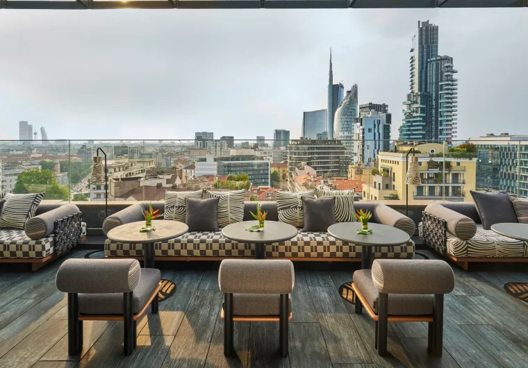 Terrazza panoramica di lusso a Milano con vista sui grattacieli