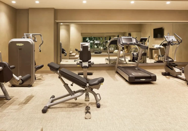 Palestra moderna con attrezzature Technogym, specchi e tappeti