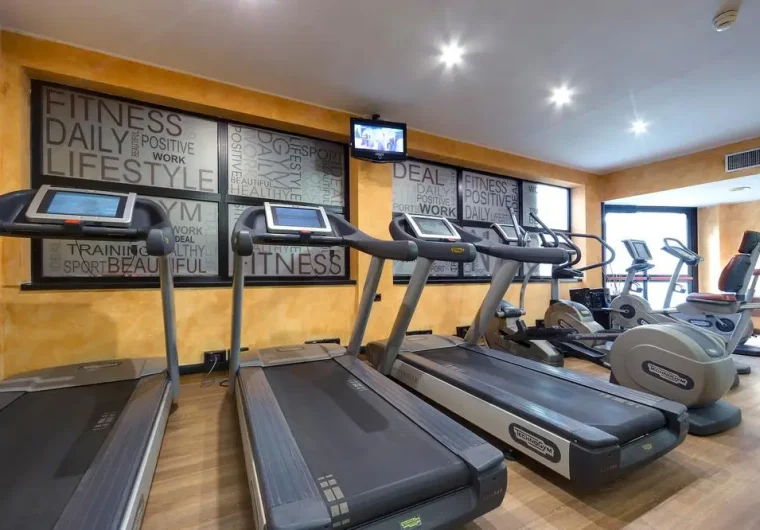 Sala fitness con tapis roulant e attrezzature per il fitness