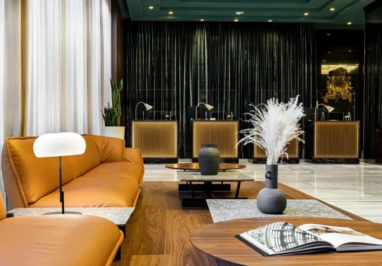 Lobby moderno con divani in pelle e vasi decorativi
