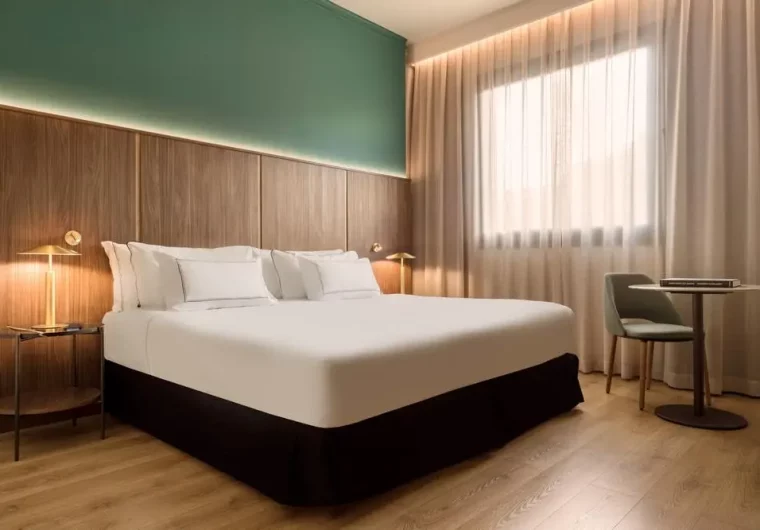 Camera da letto moderna con letto king-size, comodini e finestra